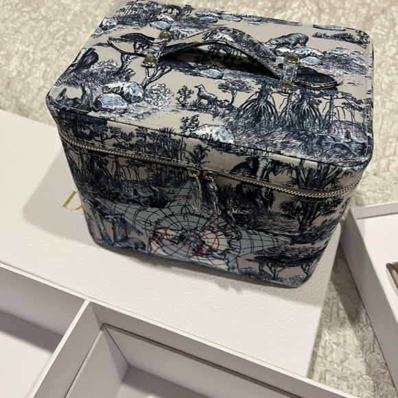 Dior Around The World Exclusive Skincare Set + Vanity Case + 2 Dior Face Towels - Picture 7 of 7